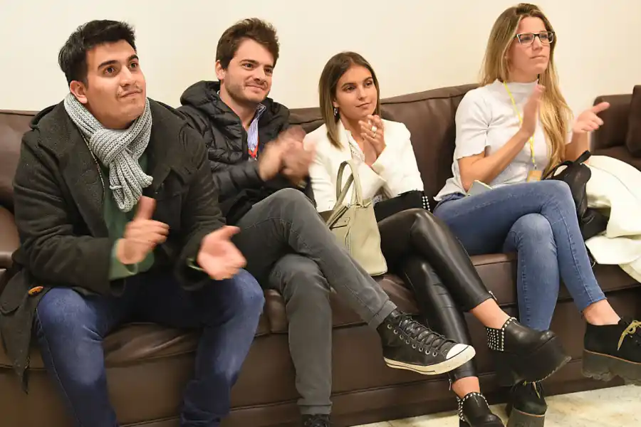 Aplausos y risas entre las hinchadas