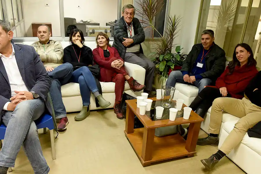 Aplausos y risas entre las hinchadas