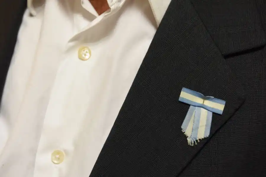 Paz optó por una clásica escarapela y no usó corbata.