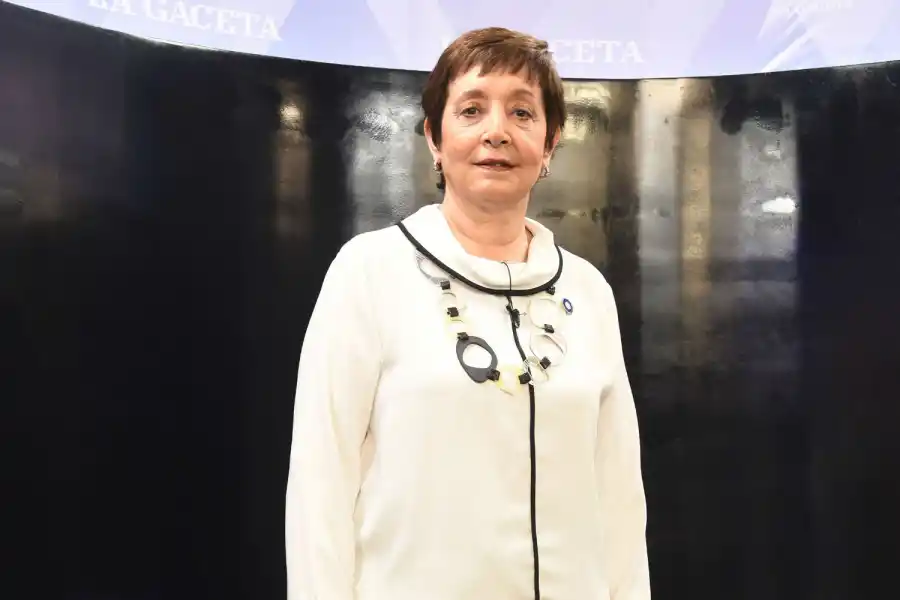 Camisa y pantalón recto fue el look de la senadora. 