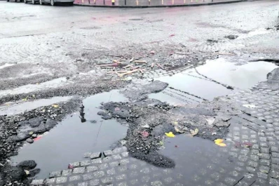 Un cráter puede dañar los vehículos que quieren cruzar