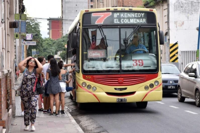 Levantan el paro de colectivos por una mesa de negociación