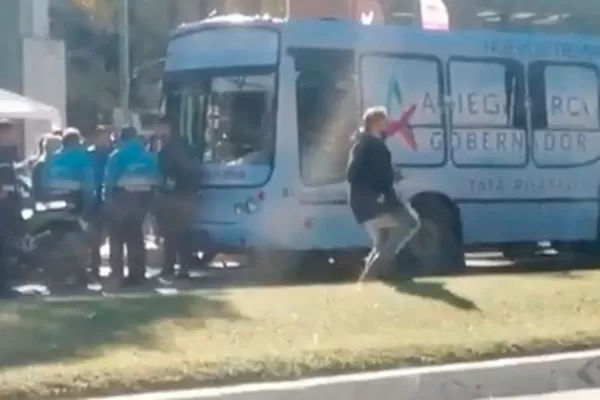 Un colectivo de Ariel García generó demoras en el tránsito de Yerba Buena