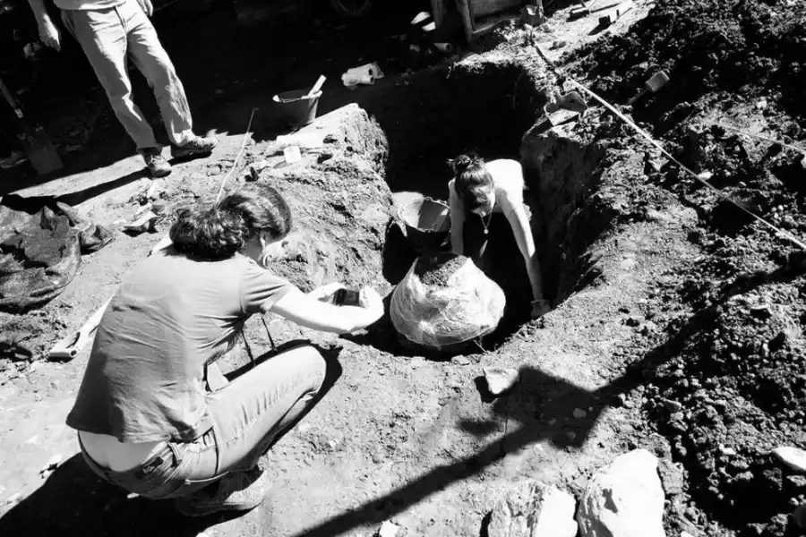 LA EXCAVACIÓN. Una de las vasijas tenía restos de bebidas fermentadas. 
