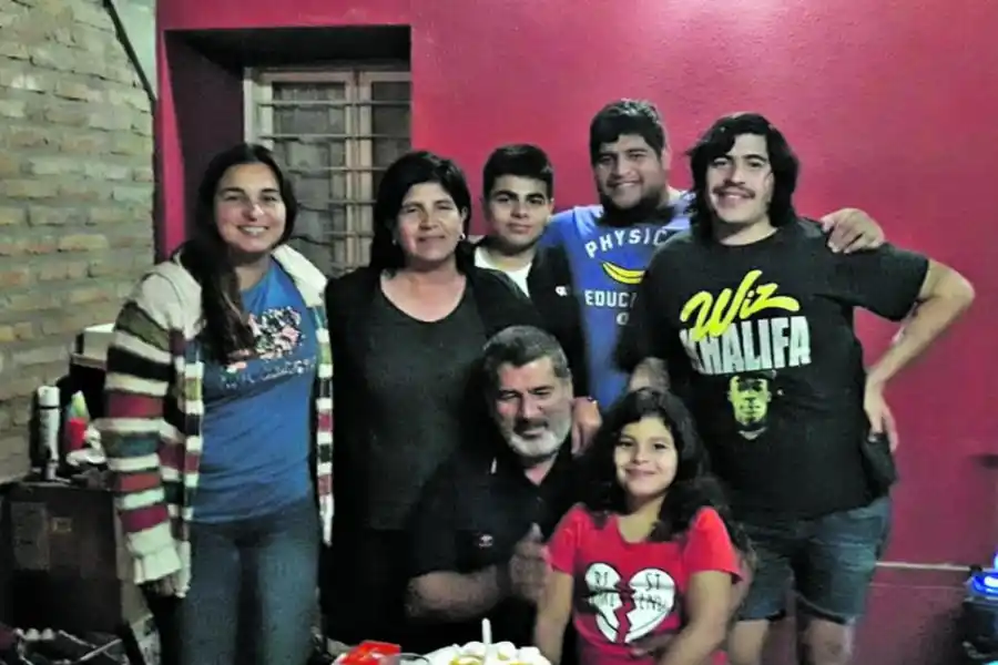 EN FAMILIA. Mirta Cabrera junto a su esposo y principal apoyo, Rubén Quiroga, sus hijos Augusto y Mauricio, y sus nietos, Luján y Jeremías la gaceta / fotos de archivo