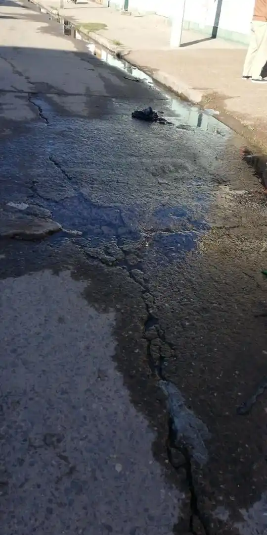 Al auto se lo tragó el agujero que dejó la falta de una tapa cloacal