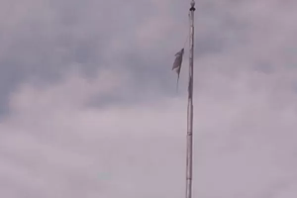 Indignación por una Bandera destrozada en pleno día patrio