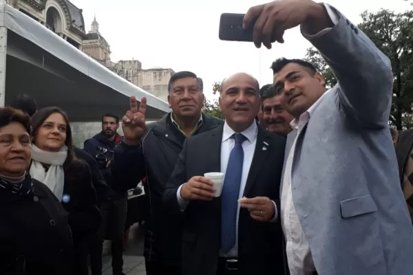 Entre chocolate y selfies, Manzur encabezó los actos del 25 de Mayo