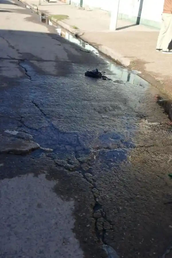 Al auto se lo tragó el agujero que dejó la falta de una tapa cloacal