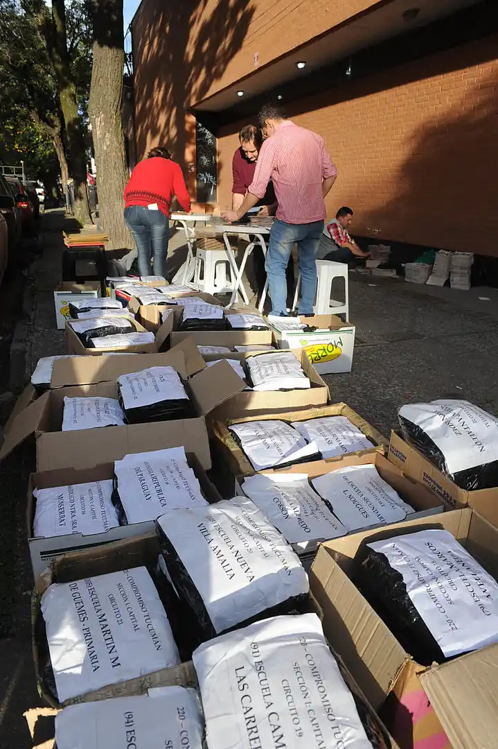 REACOMODANDO. Militantes preparan los mazos en la vereda de la Junta.