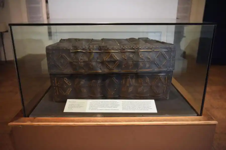 PETACA DE VIAJE. Utilizada para trasladar ropa y libros por los viajeros.