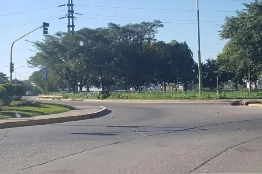 Al auto se lo tragó el agujero que dejó la falta de una tapa cloacal