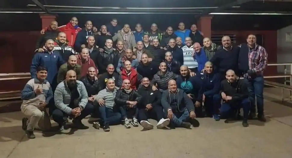 CAMINA ACOMPAÑADO. Sus compañeros del plantel superior de Los Tarcos se raparon como muestra de apoyo para Ale. 