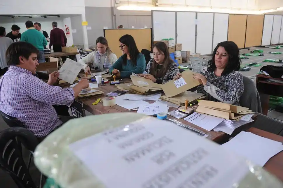 CONTROL. Funcionarios judiciales corrooran que no haya errores en la presentación de los mazos con las boletas.