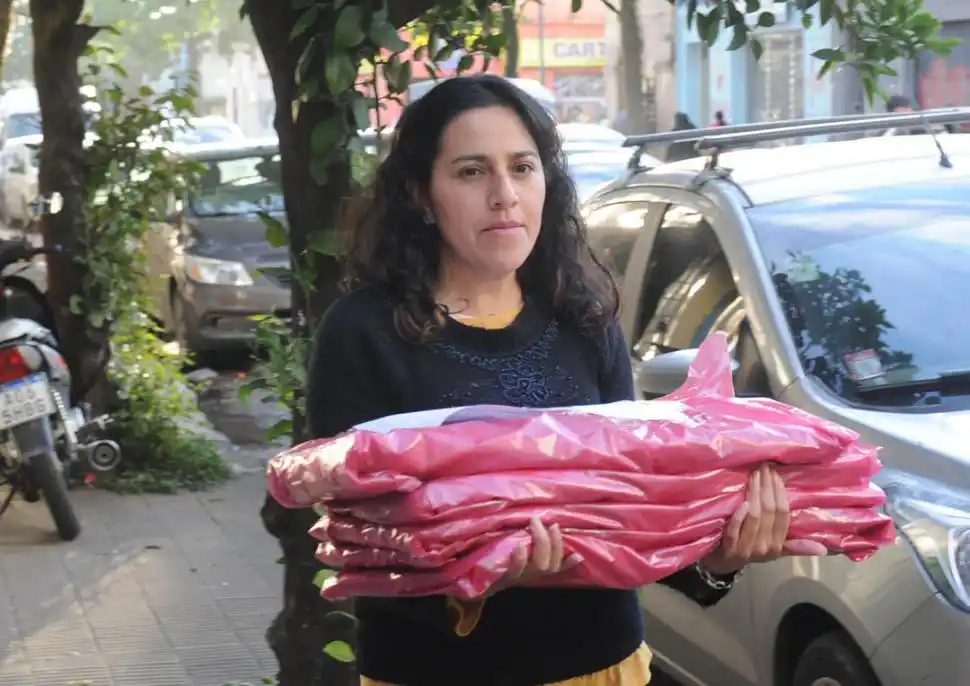 PREPARATIVOS. Una dirigente traslada votos para presentarlos ante la Junta.