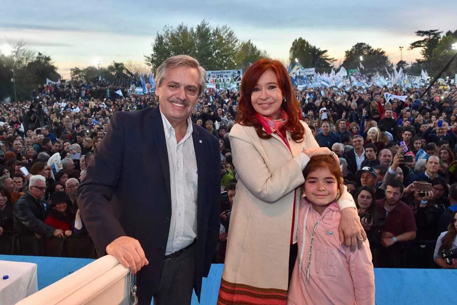 Alberto Fernández y CFK: “vamos a tenderles la mano a los 4 millones y medio de pobres”