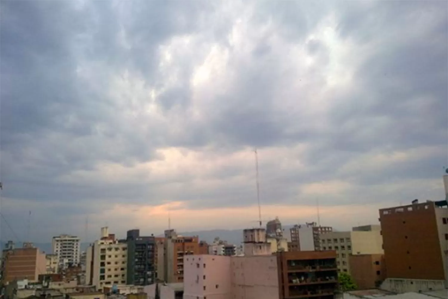 NUBES POR DOQUIER. El domingo se mantendrá nublado en Tucumán.