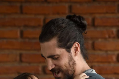 Qué es el porteo, la tendencia que refuerza el vínculo entre el papá y su bebé