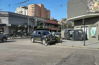 Grave accidente entre dos camionetas que terminaron subidas a la vereda