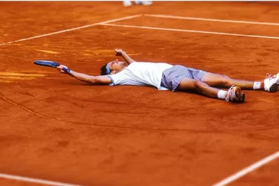 Kuerten les sonríe a los golpes que le da la vida