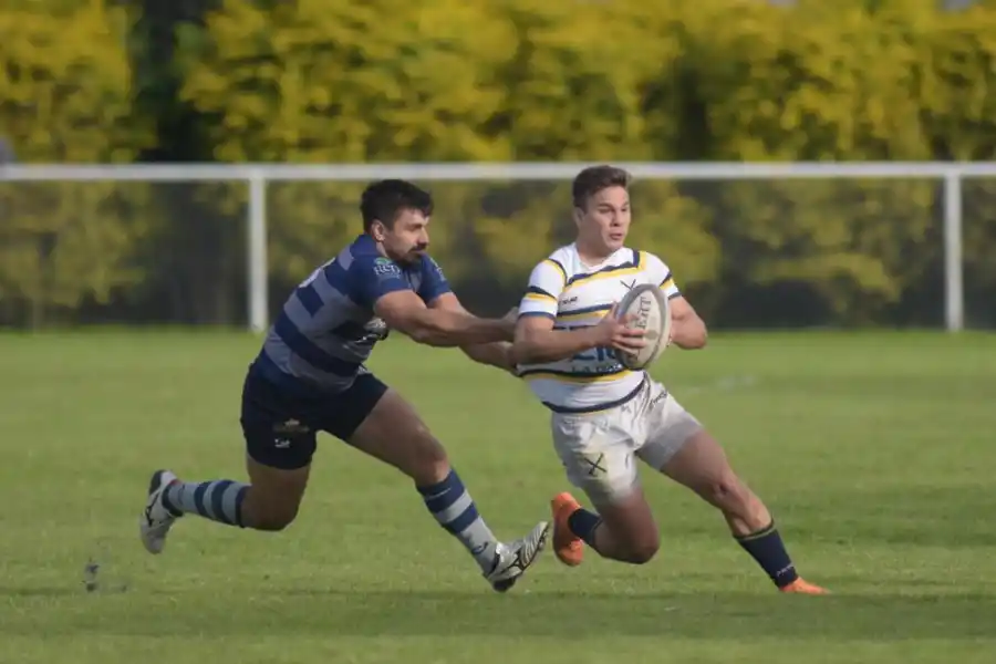 SE VA. Facundo Novillo se escapa de Gastón Plaza y se dirige a marcar su try.  la gaceta / foto de  franco vera