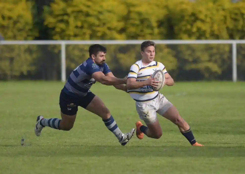 SE VA. Facundo Novillo se escapa de Gastón Plaza y se dirige a marcar su try.  la gaceta / foto de  franco vera