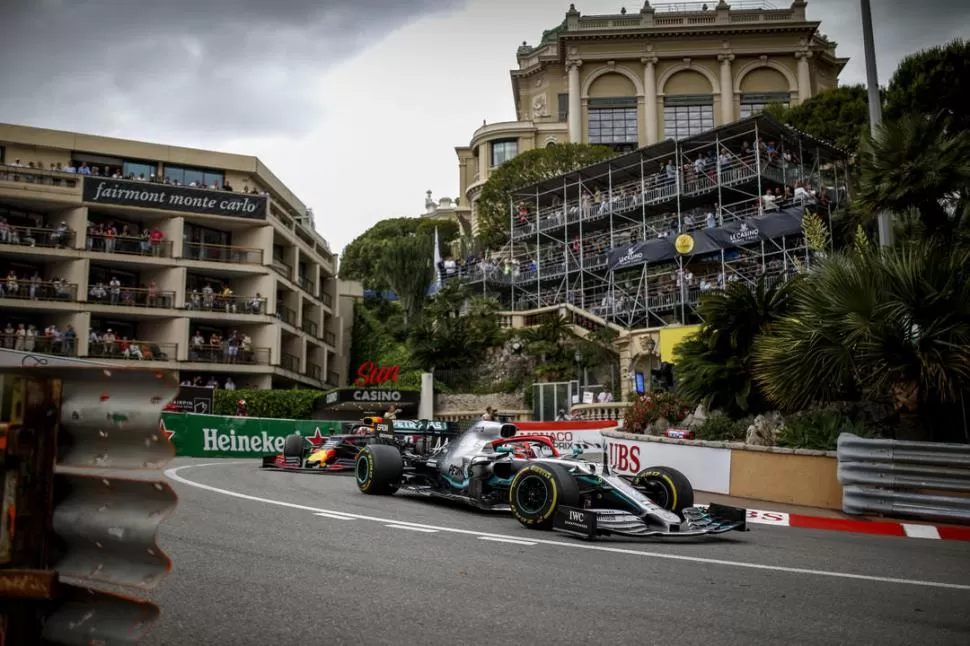 PELEADO. El inglés Hamilton marcha al frente en el circuito callejero de Mónaco, seguido de cerca por el holandés Verstappen. corsa