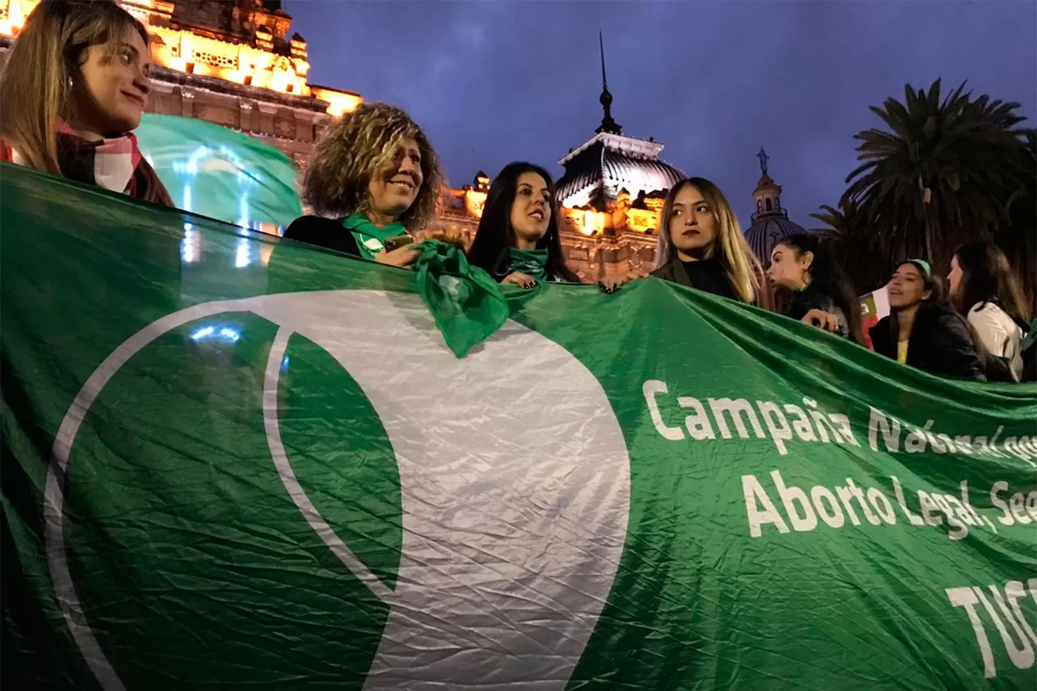 PLAZA INDEPENDENCIA. Tucumán fue una de las casi 100 ciudades donde esta tarde hubo movilizaciones a favor del aborto.