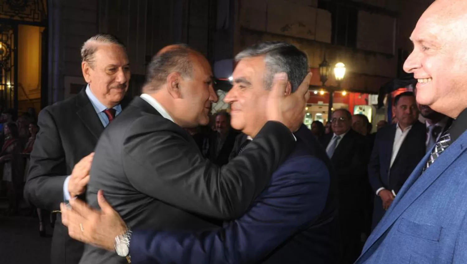 AGOSTO DE 2018. Manzur y Alfaro se saludaron durante la inauguración de un hotel. 