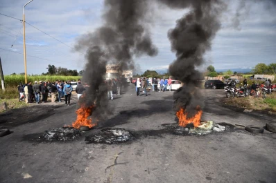Conflicto en el ingenio Santa Bárbara: operarios cortan la vieja traza de la ruta 38