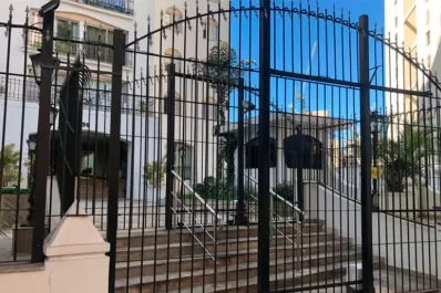 En Brasil, Darthés reside en un edificio lujoso y con extremas medidas de seguridad