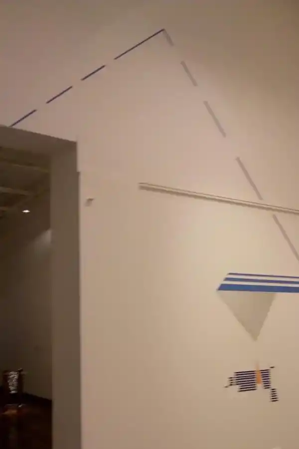 -dibujos sobre la pared en el MUNT.-