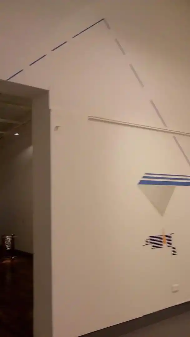 -dibujos sobre la pared en el MUNT.-