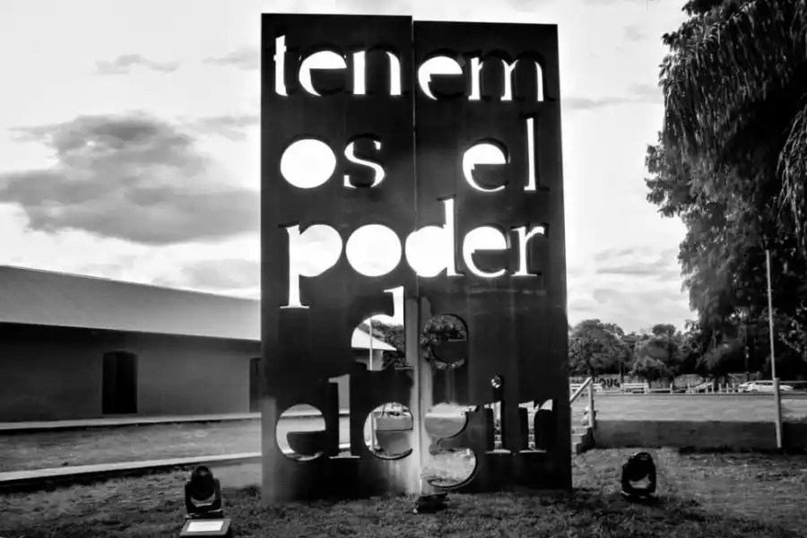 OBRAS. Una escultura que interviene el espacio público.-