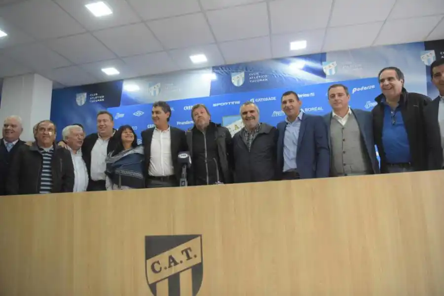 MOMENTO CLAVE. Zielinski firma el contrato que lo liga a Atlético por un año más. la gaceta / fotos de franco vera