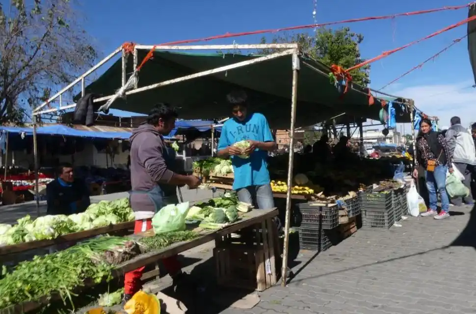  PRECIOS ACCESIBLES.  La feria atrae visitantes de toda la provincia por sus precios y su variada oferta. LA GACETA / FOTOS DE OSVALDO RIPOL.-