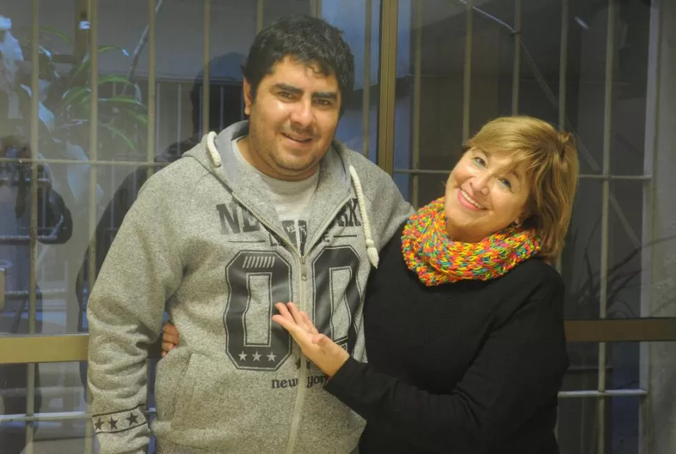 AGRADECIDA. El taxista Bruno Zerda recibe el saludo de Gina Martini, a la que le devolvió la billetera. LA GACETA / FOTO DE ANTONIO FERRONI.- 