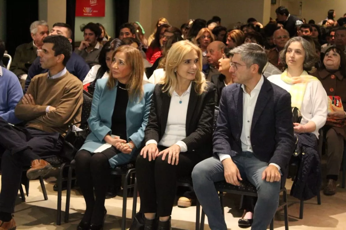 RADICALES. La senadora Elías, junto a los legisladores Adela Estofán y José Canelada.