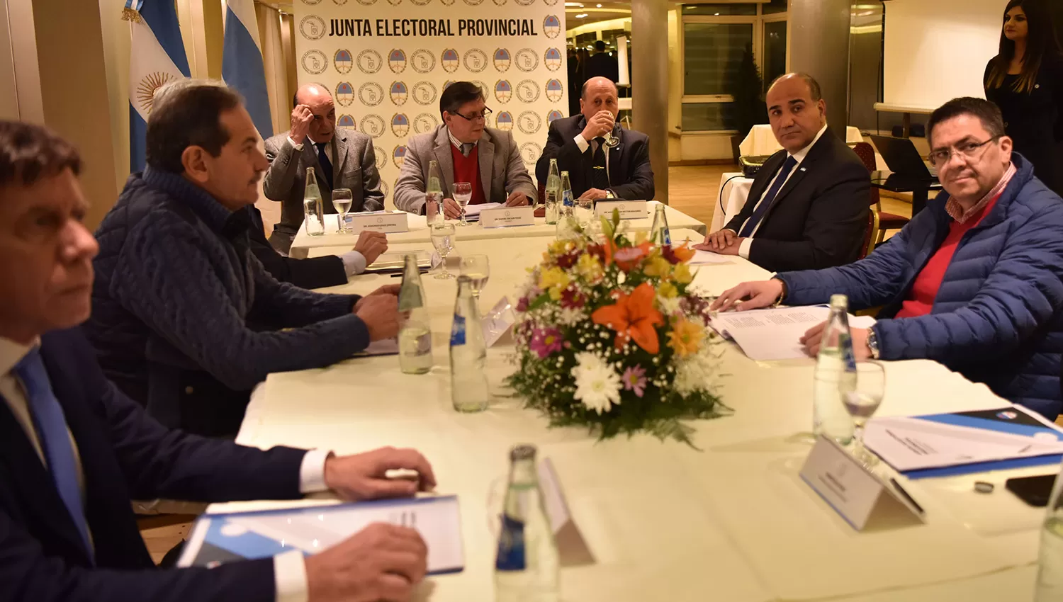 Frío saludo entre Manzur y Alperovich en la convocatoria de la Junta Electoral