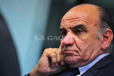 Pese a las críticas, la Junta Electoral mantiene a Edmundo Jiménez