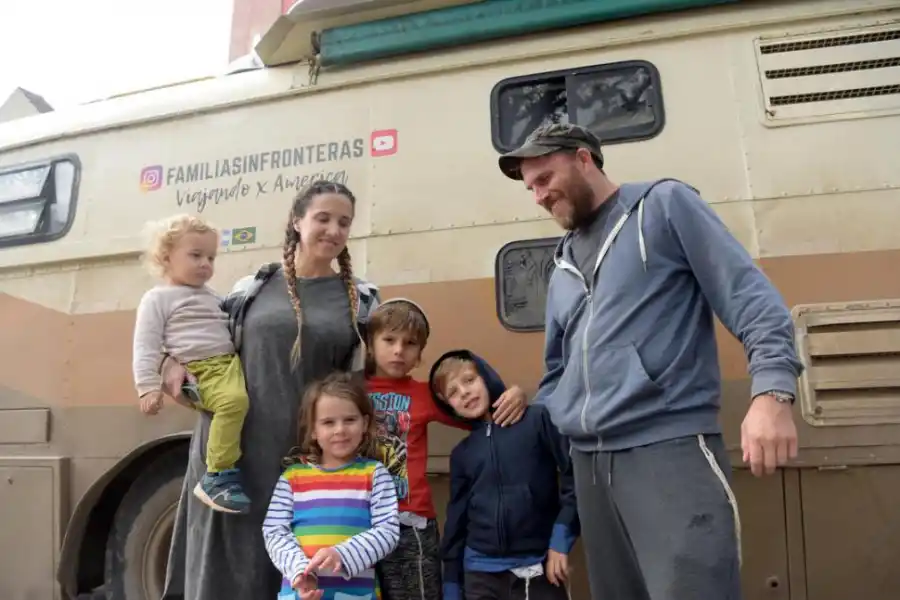 POSTAL. Los viajeros aprovechan su último día en Tucumán antes de partir. LA GACETA / FOTO DE FRANCO VERA.-