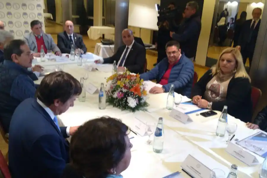 Frío saludo entre Manzur y Alperovich en la convocatoria de la Junta Electoral