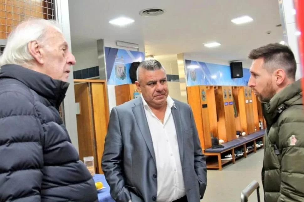 FRENTE A FRENTE. Menotti y Messi charlan, acompañados por “Chiqui” Tapia. reuters