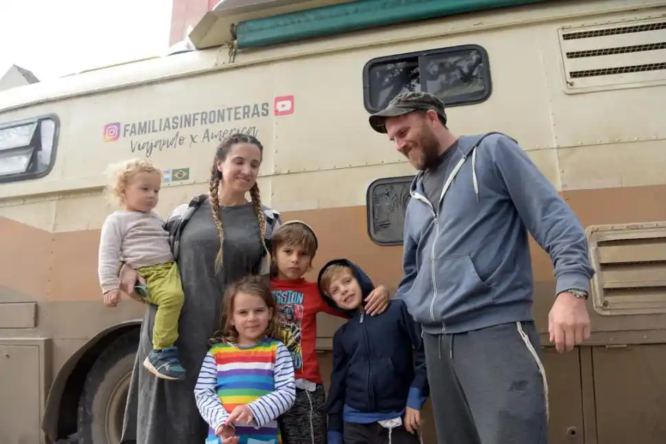 POSTAL. Los viajeros aprovechan su último día en Tucumán antes de partir. LA GACETA / FOTO DE FRANCO VERA.-