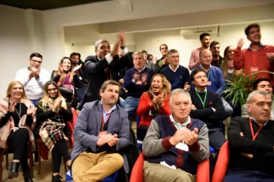 Video: detrás de cámara, las hinchadas de los candidatos jugaron su propio partido