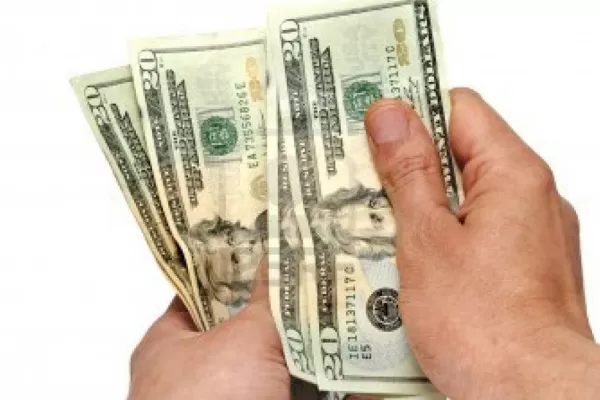 El dólar profundiza su caída: retrocede 13 centavos y roza los $ 45,65