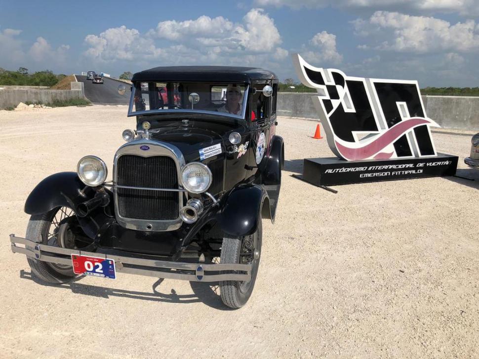 INGRESO. El Ford A de 1929 entra al autódromo “Emerson Fittipaldi” de Yucatán. 
