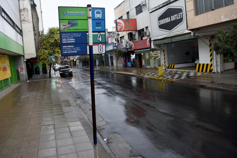 DESOLADO. El centro tucumano vivió una jornada con escasa actividad: tráfico acotado y negocios cerrados. LA GACETA / FOTO DE Analía Jaramillo