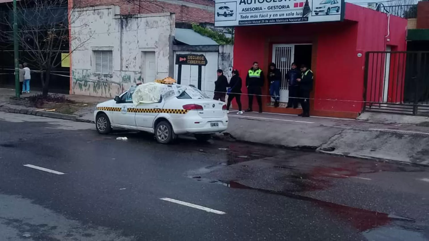 MUERTE EN EL AUTO. Un taxista falleció dentro de su vehículo.