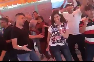 Video: dos candidatas se postulan al ritmo de Los Palmeras